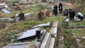 Оскрнављено српско гробље у Истоку