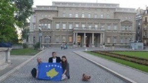 Застава Косова развијена усред Београда после пријема код Николића