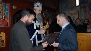 Епископ Теодосије наградио косовског сепаратисту