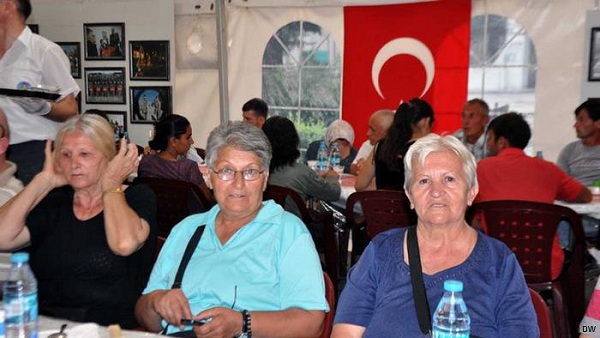 ПРИЗРЕН: Срби у Призрену продају веру за вечеру (ифтарe), богословци уче албански