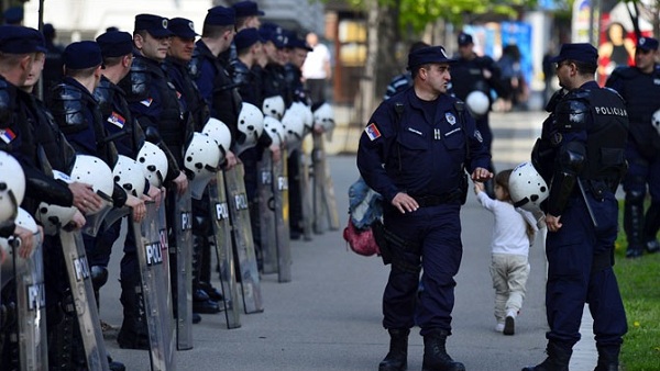 Преко 200 специјалаца блокирало Србе-Светосавце код градске скупштине у Београду