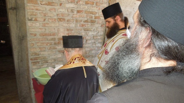 Освећење испоснице и беседе Епископа Артемија и гостију на освећењу и у манастирској трпезарији (ВИДЕО)