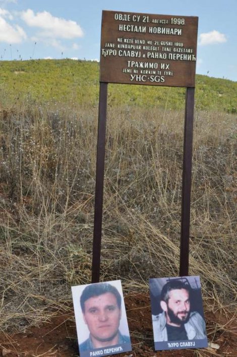 У близини Ораховца уклоњена спомен плоча несталим новинарима на КиМ