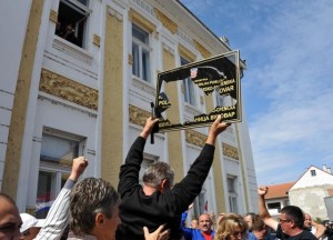 DEMONSTRANTI RAZBIJAJU PLOCU