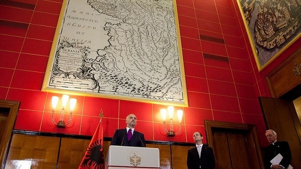 Албански премијер истакао карту „Велике Албаније“ у згради Владе