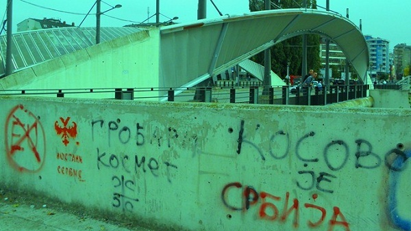 Шиптари засули камењем Србе на мосту у Косовској Митровици