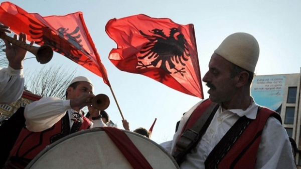 Србија направила пут, Албанци на отварању славили терористе