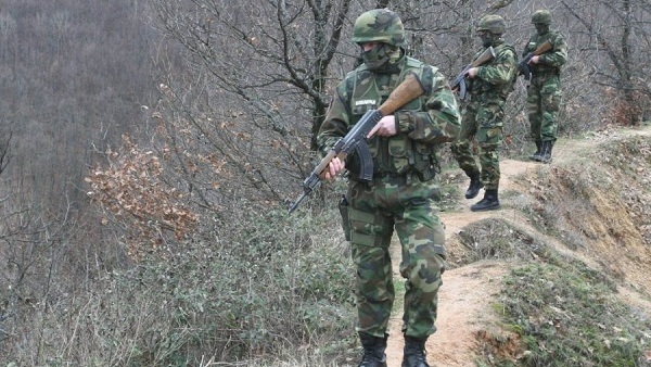 Албанци пуцали на војну патролу