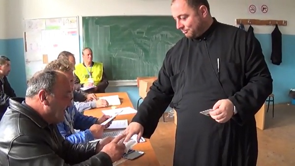 На југу Косова гласали само са документима државе „Косово“. Гласали Теодосијеви свештеници (ВИДЕО)