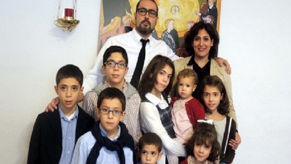 УЖИЦЕ: Дошао са женом и осморо деце из Шпаније да Србе преобрати у католике!