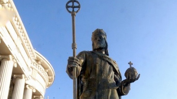 Снимак вандалског понашања албанаца у покушају рушења споменика цару Душану у Скопљу (ВИДЕО)