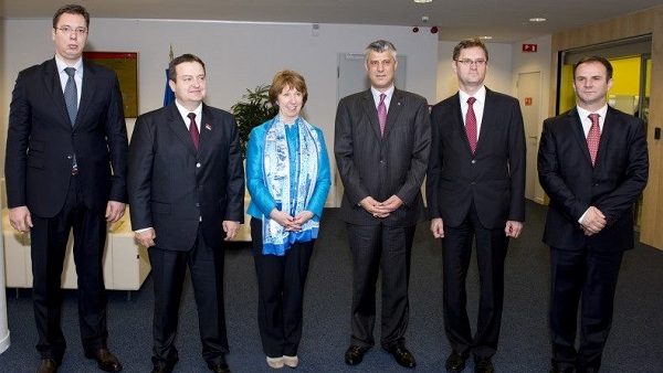 Експерти: У Бриселу потписан правно обавезујући споразум о признању Косова од стране Србије