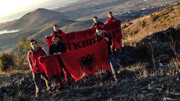Гусиње: Основци развили албанске заставе и величали Албанију (ФОТО)