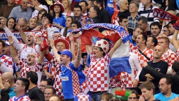 На утакмици Хајдук-Динамо навијачи наизменично узвикивали „За дом спремни“ и „Ајмо усташе“