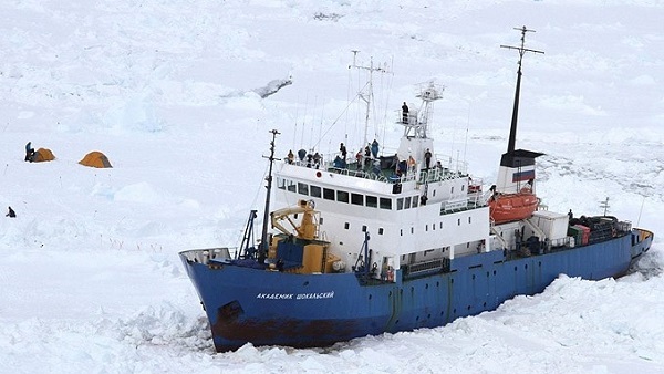 Руски брод окован ледом на Антарктику