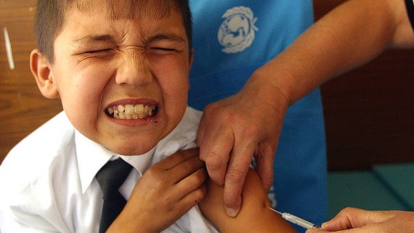 Деца у Србији примају „живе” вакцине иако су оне у свету одавно напуштене