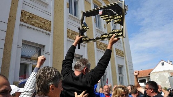 Вуковар: До сада највећи напад на двојезичне табле