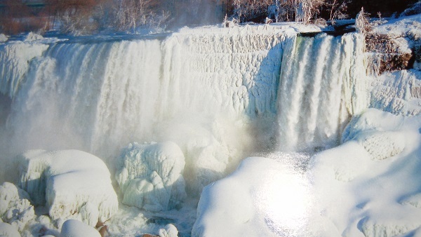 Нијагарини водопади замрзнути у таласу поларне хладноће (ФОТО и ВИДЕО)
