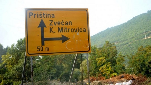 Иза затворених врата, „јаком“ налепницом преко грба „Републике Косово“, српски одборници положили „статусно-неутралну заклетву“?