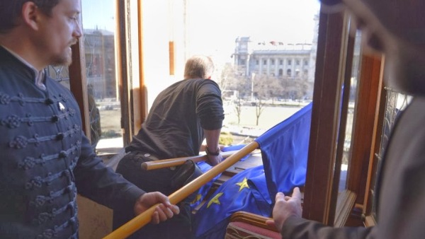 Мађарска: Скинули заставе ЕУ у парламенту и бацили их кроз прозор (ВИДЕО+ФОТО)
