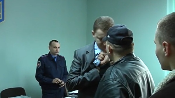 Вођа украјинских „демонстраната“ А. Музичко физички злоставља „јавног тужиоца“ (ВИДЕО)