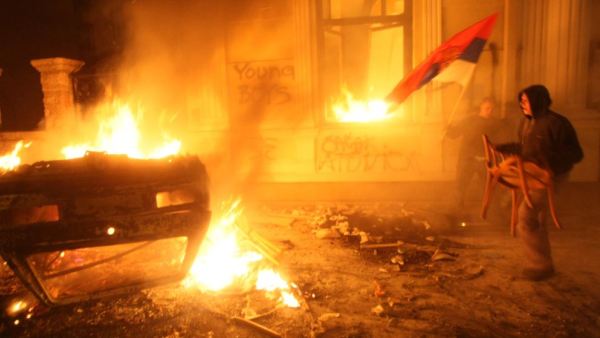 Зашто се догодило рушење и паљење у Београду, после великог народног протеста за Косово и Метохију