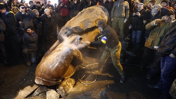 Масовно рушење споменика у Украјини
