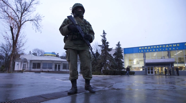 Руски маринци пушкама опколили украјинске полицајце