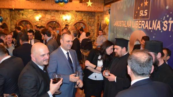 „Монаси и ожењени монаси прославили годишњицу српске марионетске партије на Косову“ (ФОТО)