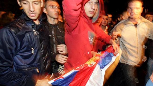 Шиптари спалили српску заставу у Косовској Митровици (ВИДЕО)