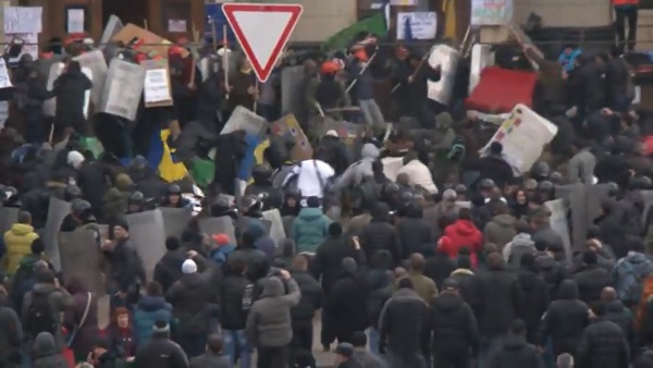 Народ у Харкову за неколико минута елиминисао неонацисте из Кијева (ВИДЕО)