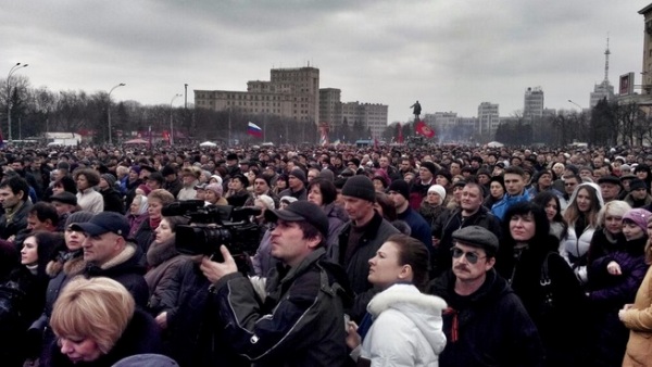 Масовне демонстрације у Харкову и Доњецку против самозваних власти у Кијеву (ВИДЕО)
