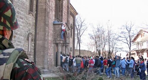 Скандал: Војник КФОР-а стоји и гледа како пале српску цркву!