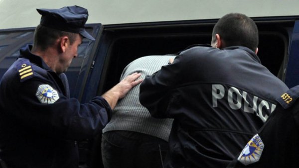 Срби у Зубином Потоку провалили у станицу полиције и ослободили приведеног