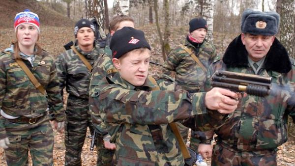 У Русији дечаке уче оружју, у Америци видео игрицама (ФОТО)