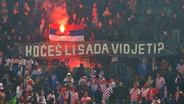 Хрватски навијачи спалили српску заставу узвикујући „За дом спремни“