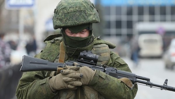 Наоружани нападачи из Кијева покушали да заузму зграду МУП-а Крима (ВИДЕО)