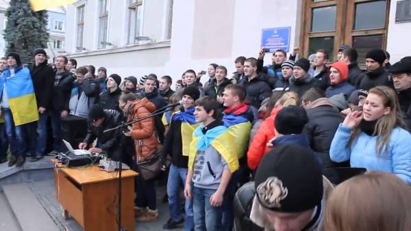 Украјинци организовали школску децу да скандирају „Обесити Русе“ (ВИДЕО)