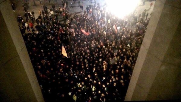 Украјински националисти опколили вечерас парламент у Кијеву после убиства лидера Музичка, прете да провале унутра