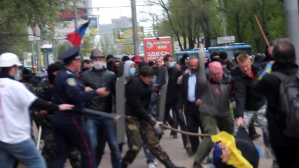 Експлозије, жестоке борбе у Доњецку између про-и анти-Кијевских демонстраната (ВИДЕО)