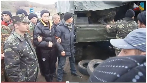 Народ у Доњецку разоружава украјинске јединице под командом пучиста из Кијева (ВИДЕО)