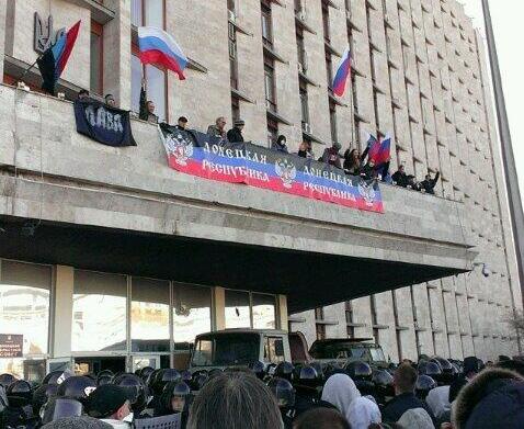У Доњецку истакли руску заставу на згради регионалне администрације