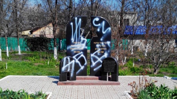 Споменик Холокаусту  демолиран у Одеси, демонстранти из Кијева позивају да се спале симболи херојима из II светског рата