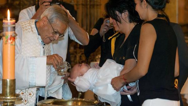 У отаџбини папе Фрање Римокатоличка „црква“ почела да крштава децу из истополних „бракова“ (фото)
