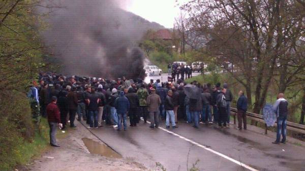 Такозвана Полиција Косова „разбијала“ блокаде радника фабрике из Лешка (ВИДЕО)