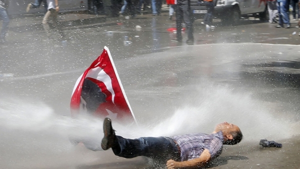 Жестоки сукоби у Турској, нападнута полиција (ВИДЕО)