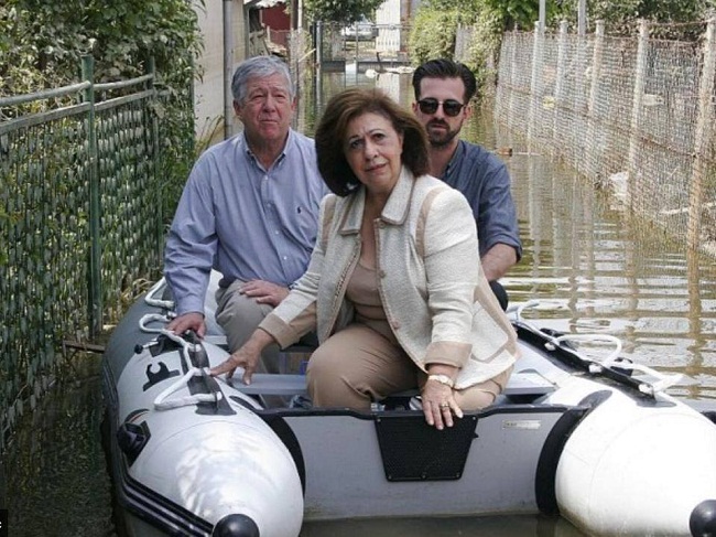 ФОТО ЊУЗ: Спасиоци стигли до поплављене породице која слабо говори српски