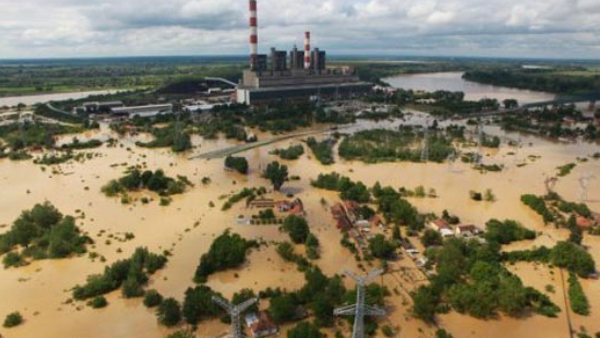 У Обреновцу од поплаве настрадало више од 100 особа; Опао ниво воде у Обреновцу, евакуација камионима; Термоелектране за сада безбедне