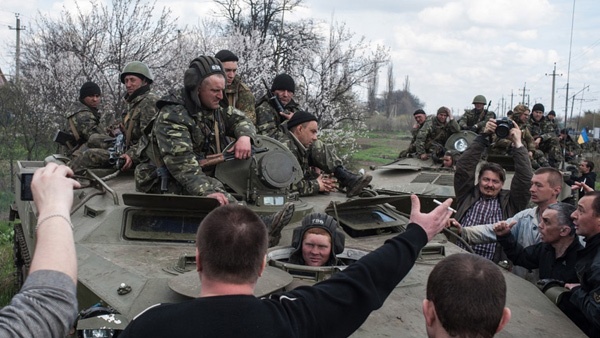 Украјинска оклопна возила пробила људски ланац и прегазила цивила (ВИДЕО)
