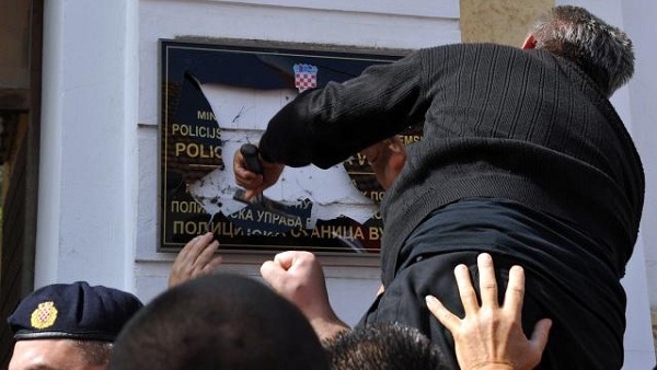 У Вуковару поново разбијена табла са ћириличним натписом